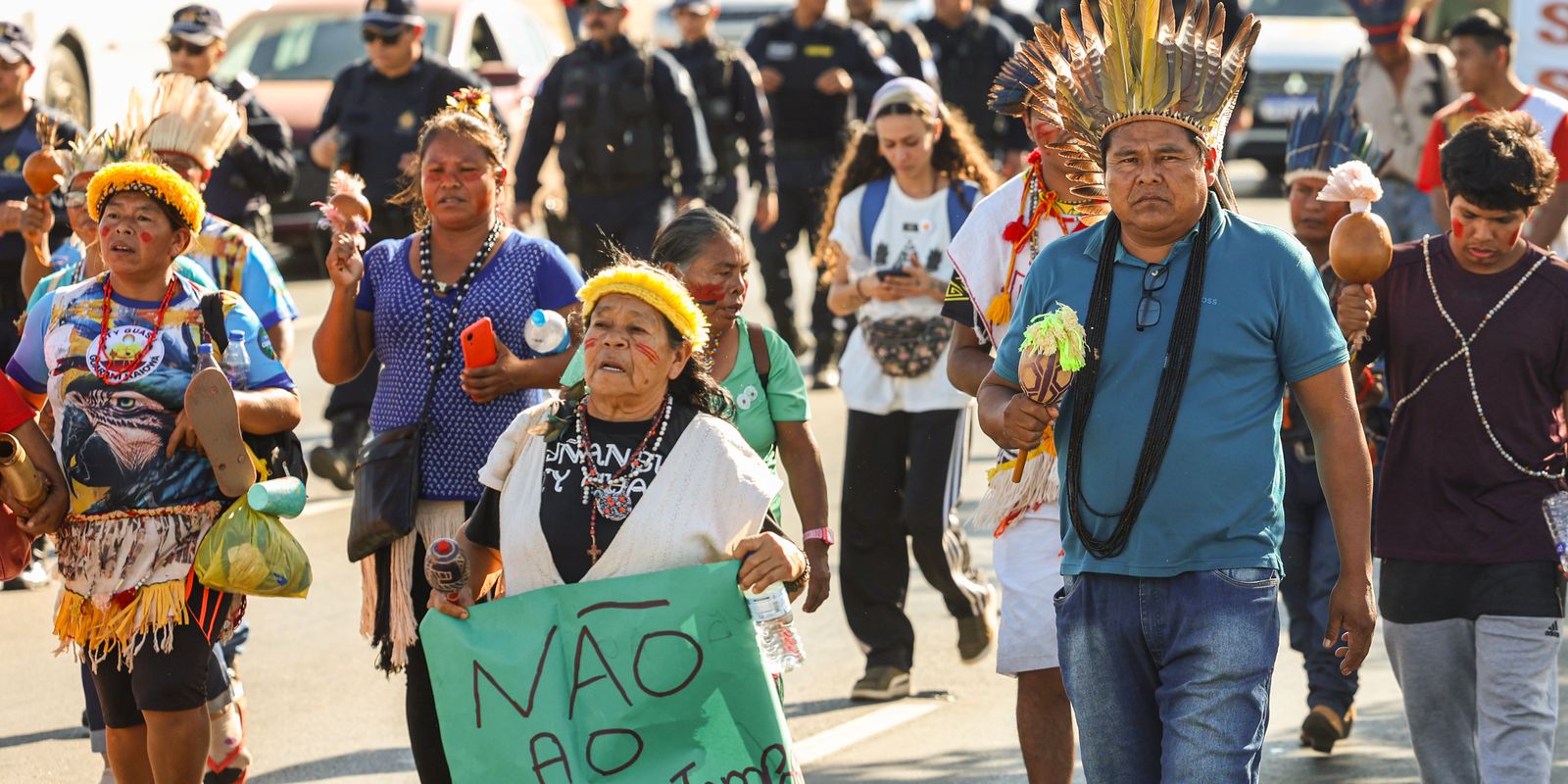 Em ato na Esplanada, indígenas pedem ações contra mudanças climáticas