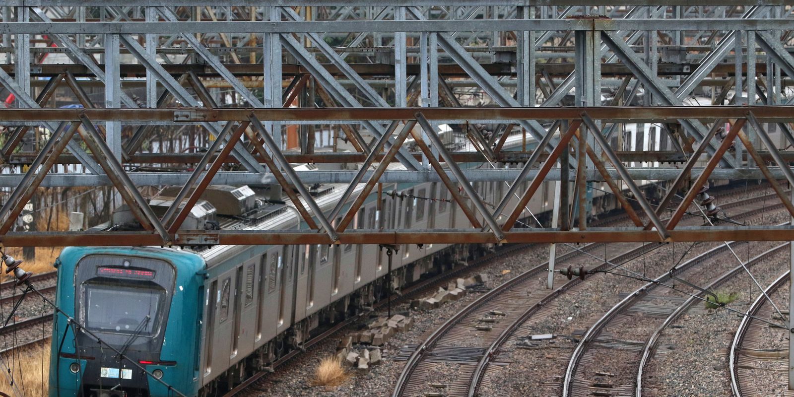 Dois militares e um civil morrem em conflitos em linhas de trem no Rio