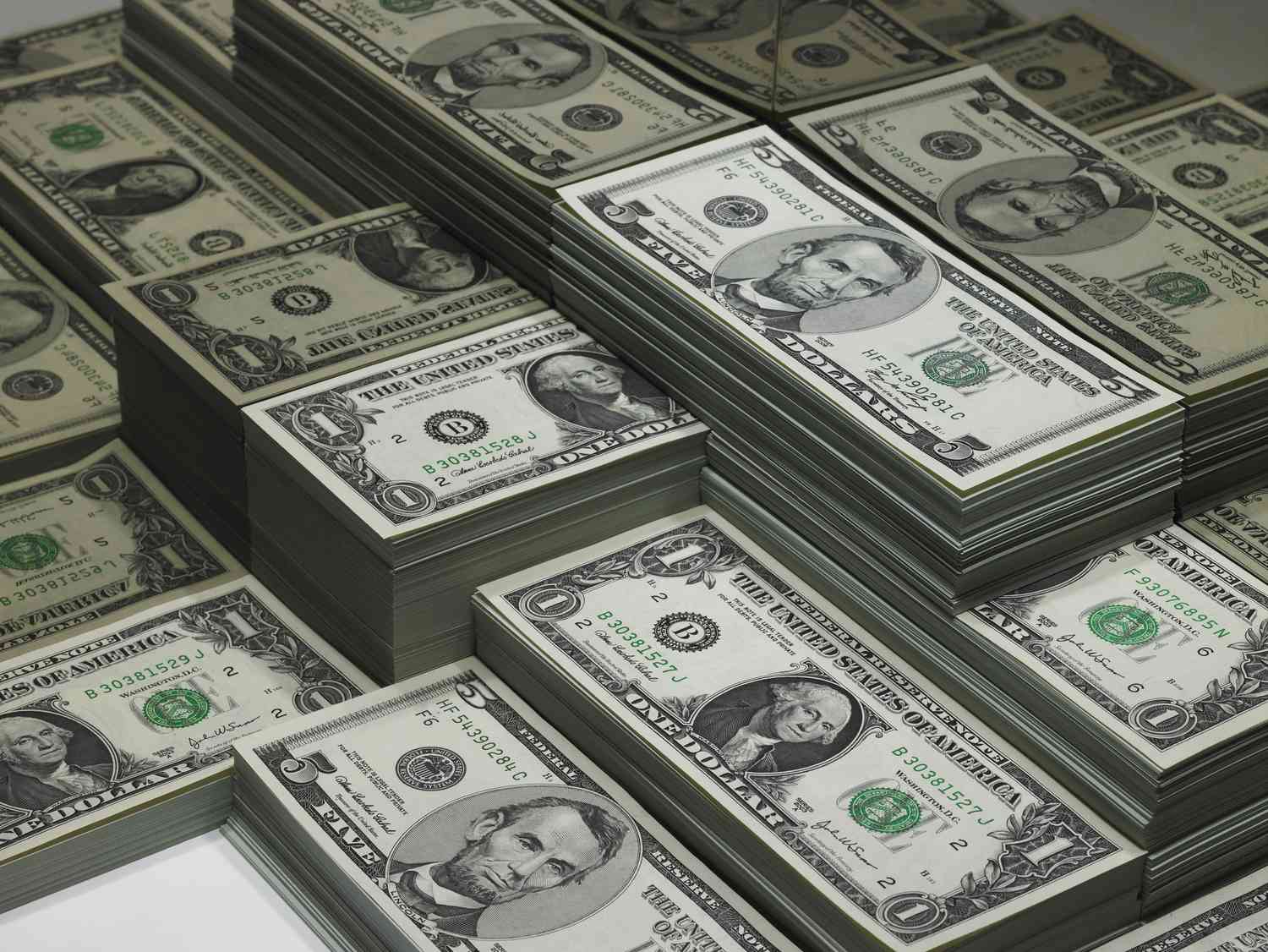 Dólar fica perto de R$ 5,60 com incertezas no Brasil e no exterior