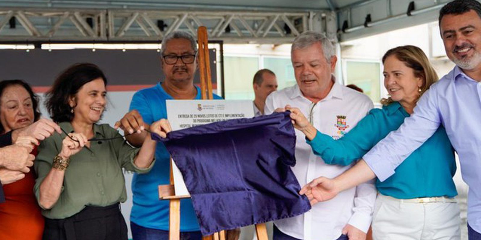 Ministério da Saúde entrega ambulância em Niterói