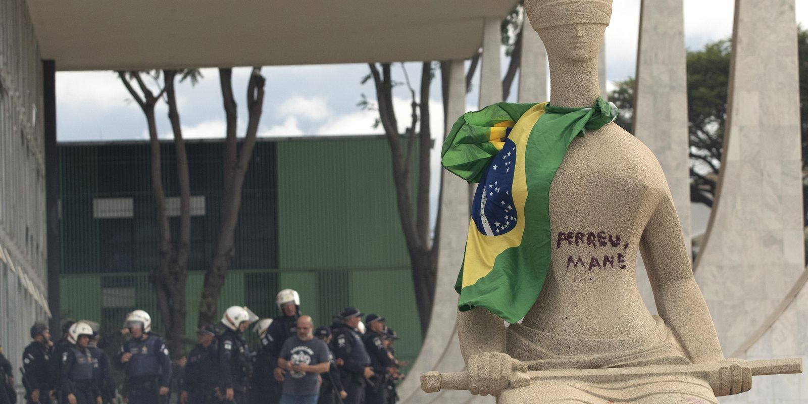 PGR denuncia mulher que escreveu Perdeu, mané em estátua no STF