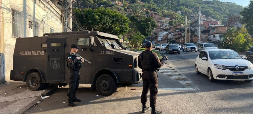 Ataque a tiros deixa quatro mortos em praça no Rio de Janeiro