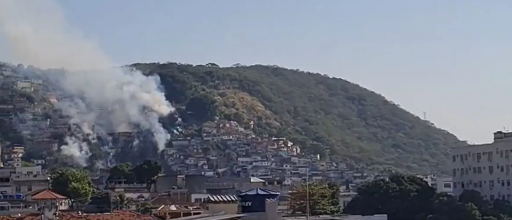 Rio: incêndio atinge vegetação na Pedra do Sapo, no Complexo do Alemão