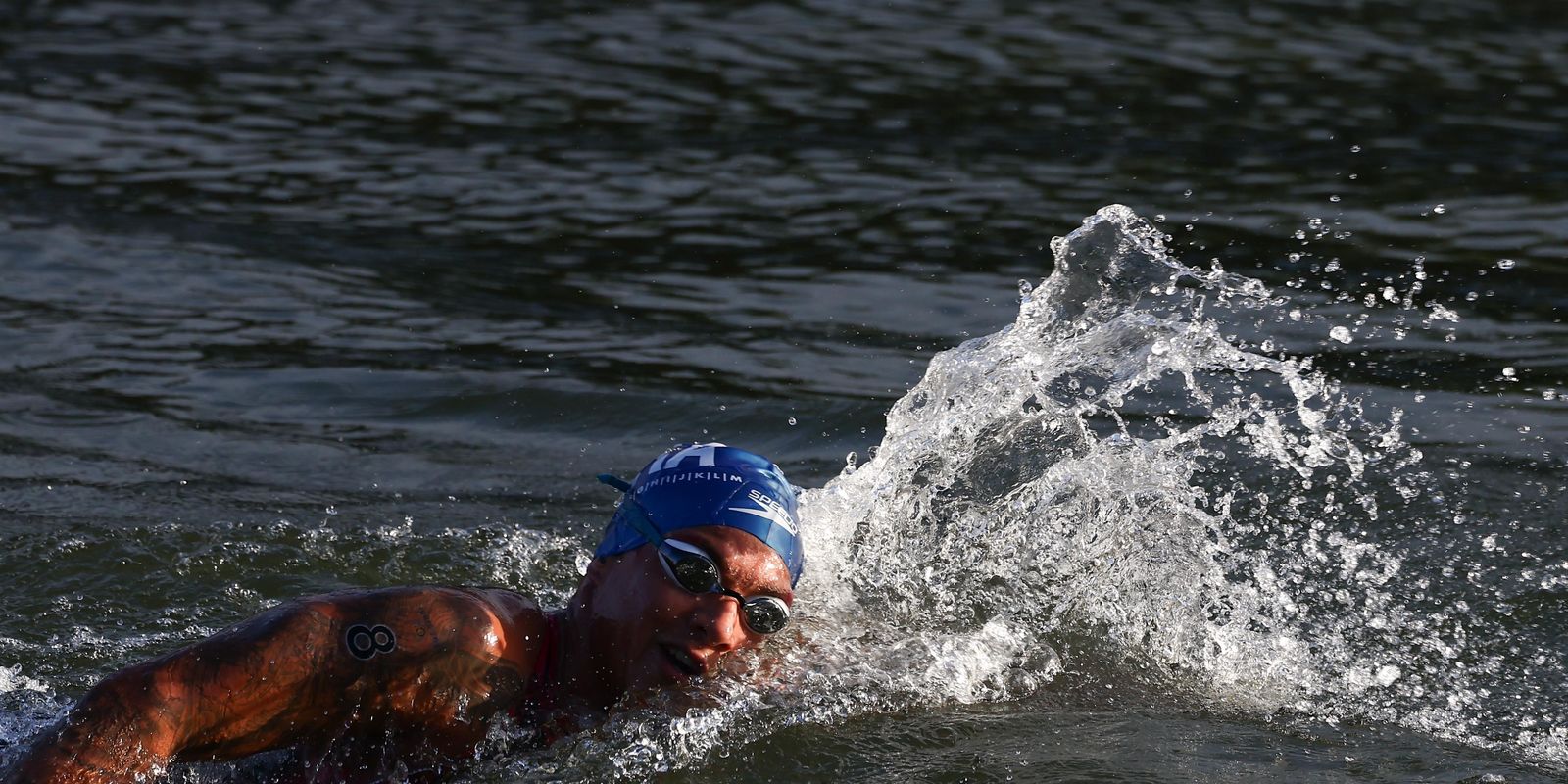 Ana Marcela Cunha briga, mas termina em 4º lugar na maratona aquática