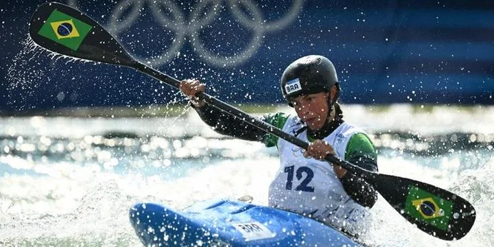 Ana Sátila se classifica para a semifinal no caiaque cross