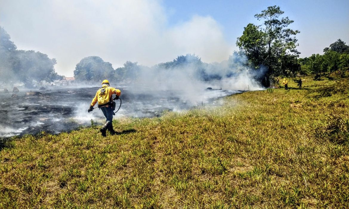 Fumaça de queimadas atinge cidades de dez estados