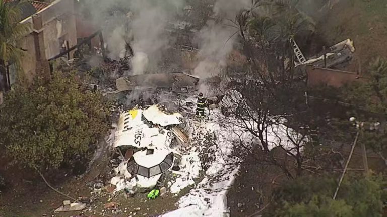 Incêndio é controlado em local onde avião caiu, informa PM