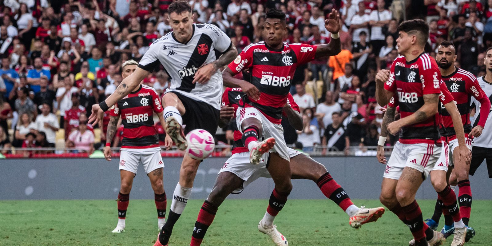 Flamengo e Vasco medem forças no estádio do Maracanã