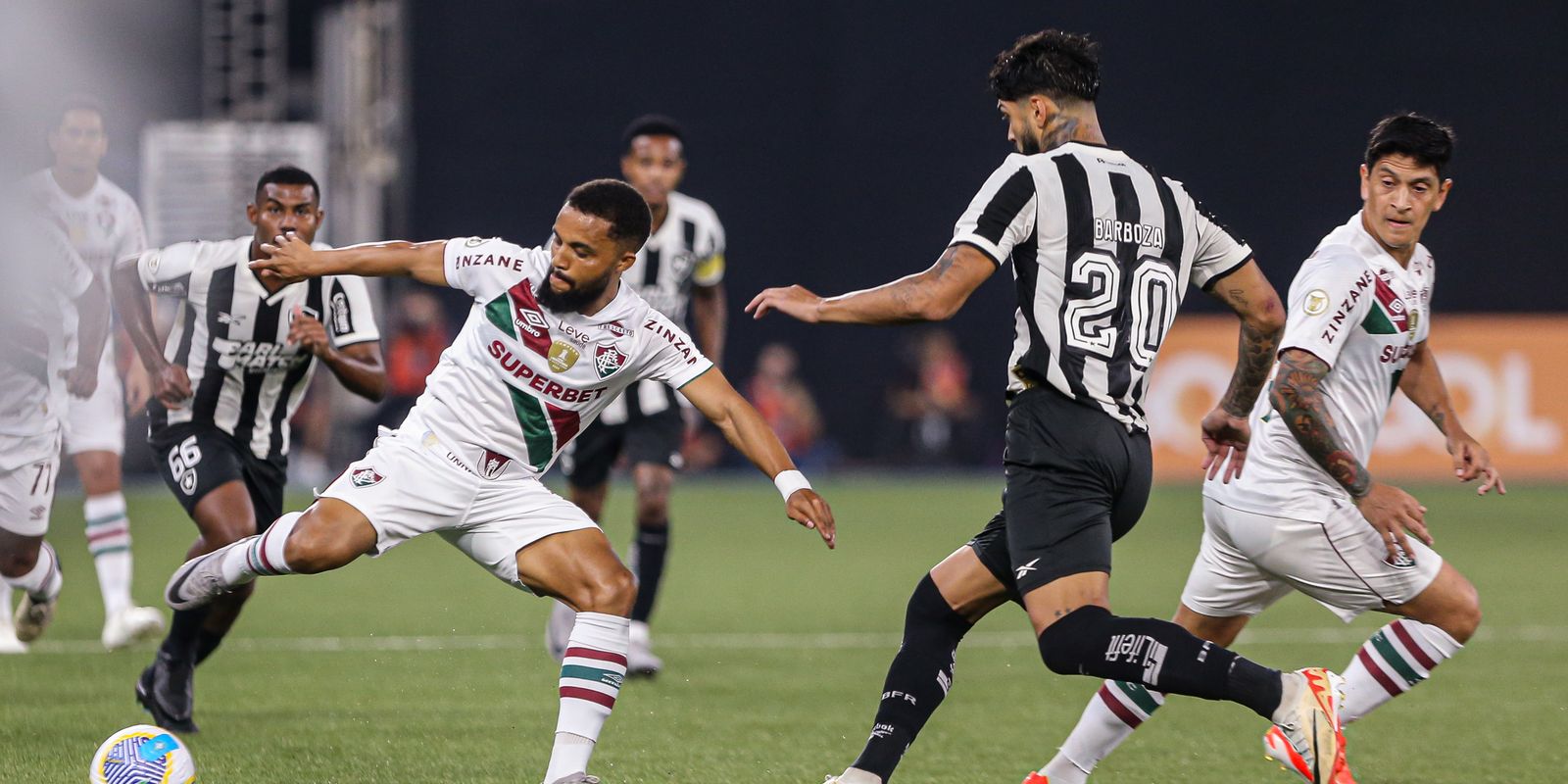 Fluminense e Botafogo fazem clássico de opostos no Brasileiro