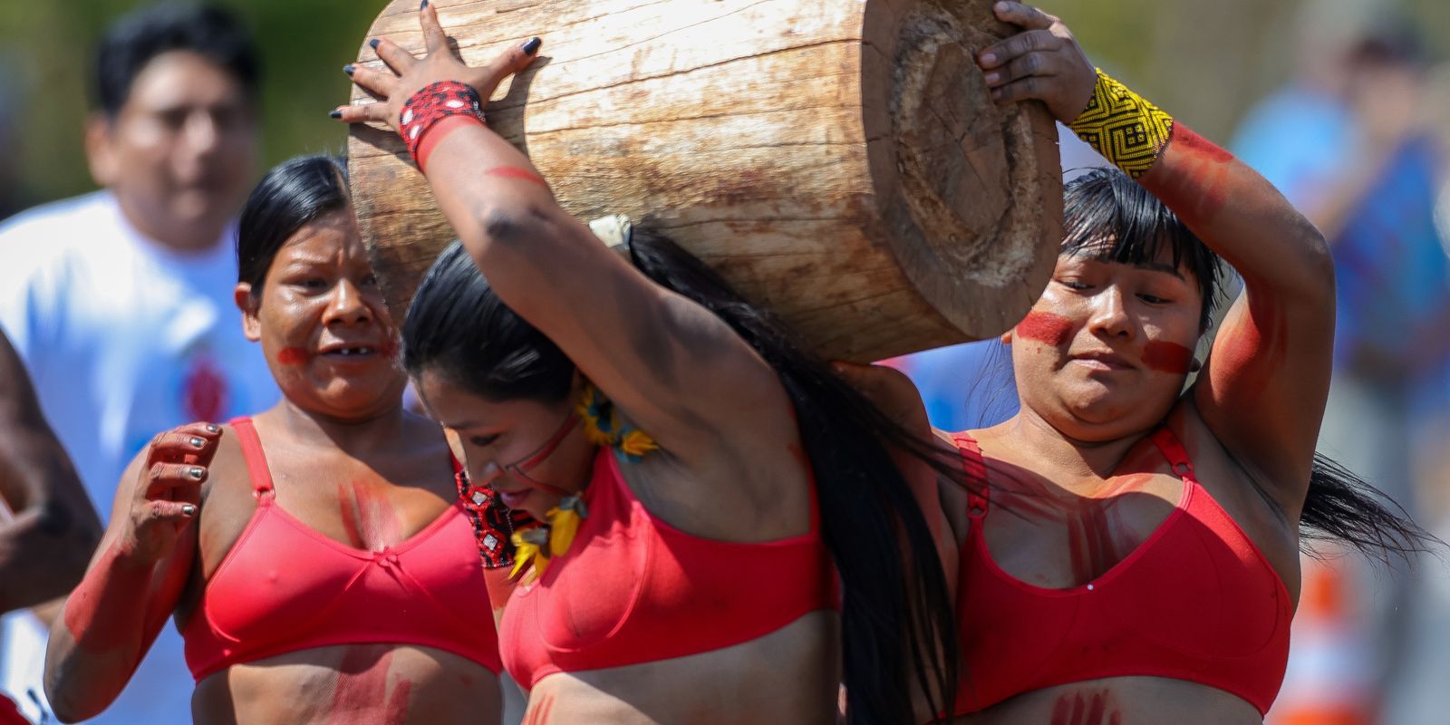 Indígenas fazem corrida de toras em Brasília em defesa do cerrado