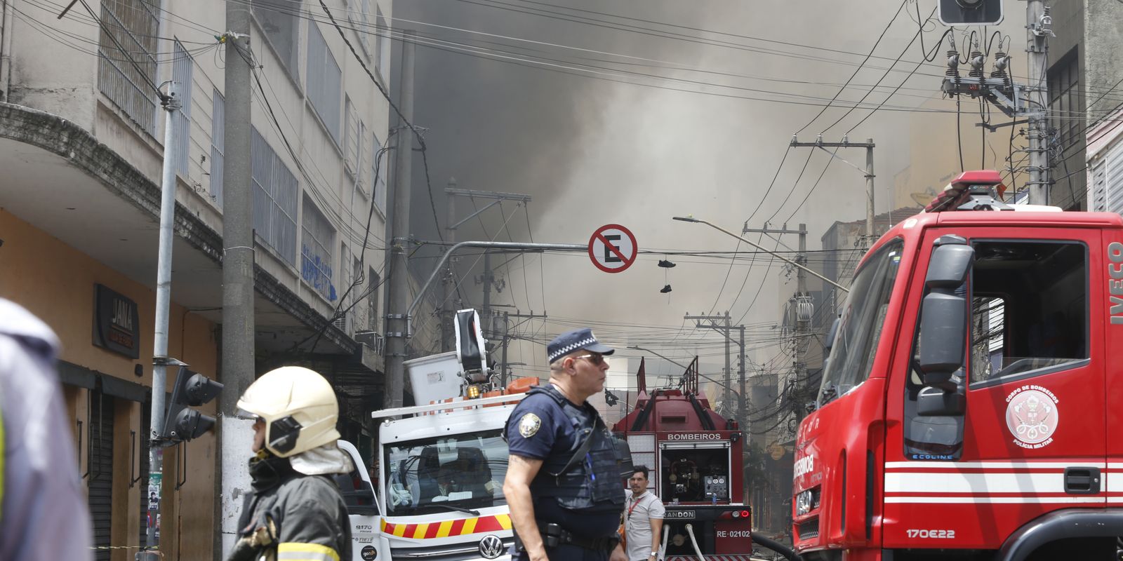 Vinte e duas viaturas combatem incêndio no Shopping 25 Brás