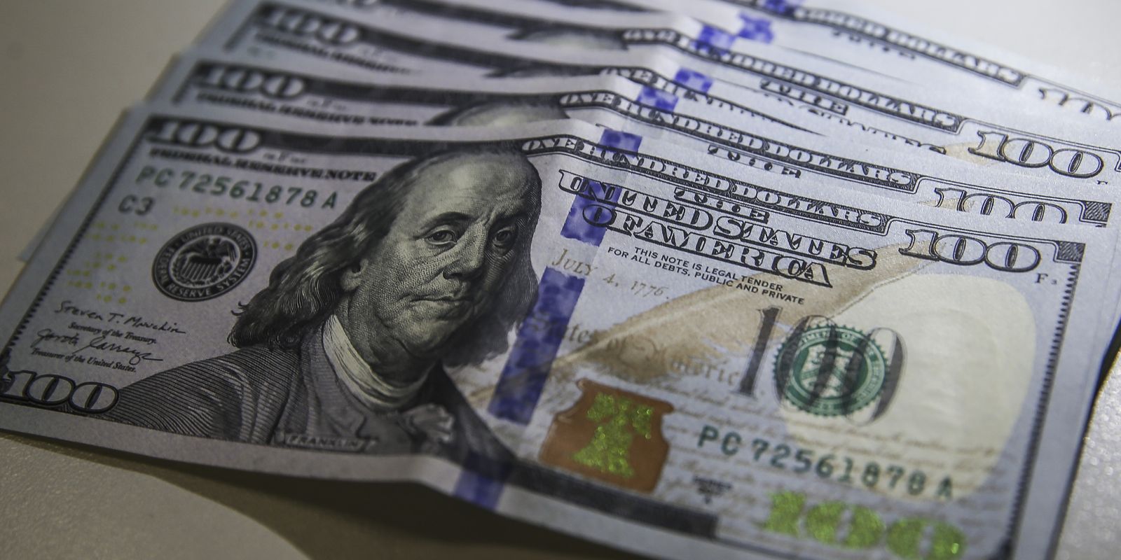 Dólar cai para R$ 6,04 em expectativa com reunião do Copom