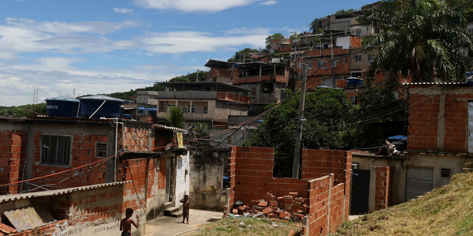 Senado aprova recursos para regularizar favelas e áreas de invasão